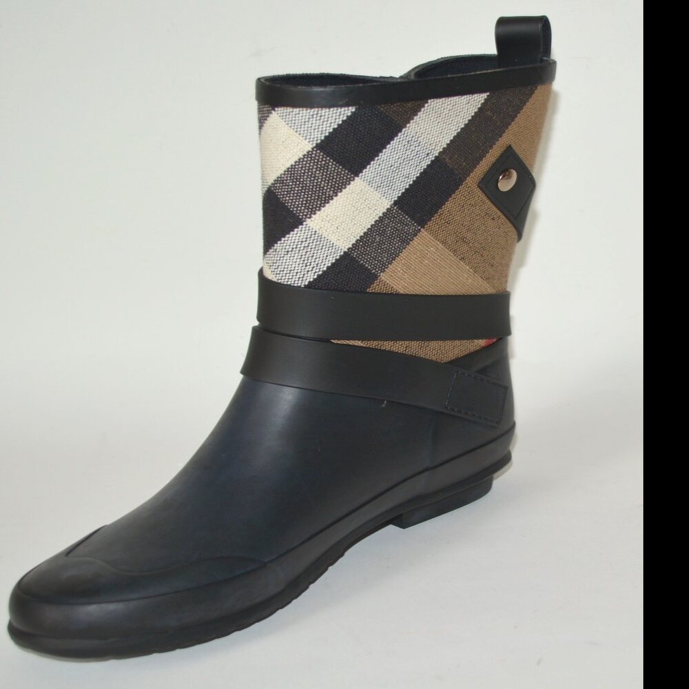 NWT BURBERRY HOLLOWAY BUCKLE RUBBER RAIN BOOTS